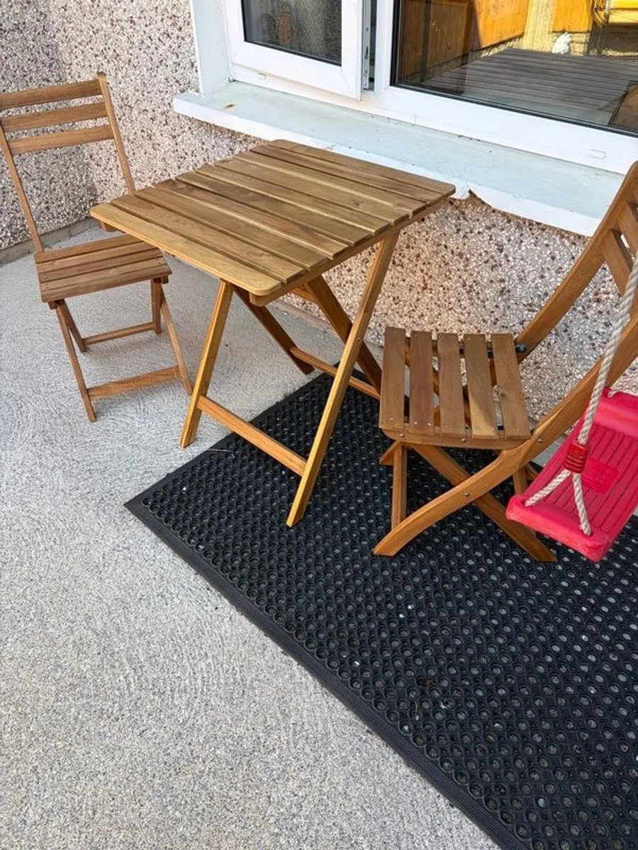 Folding tables and 2 chairs - Image 4