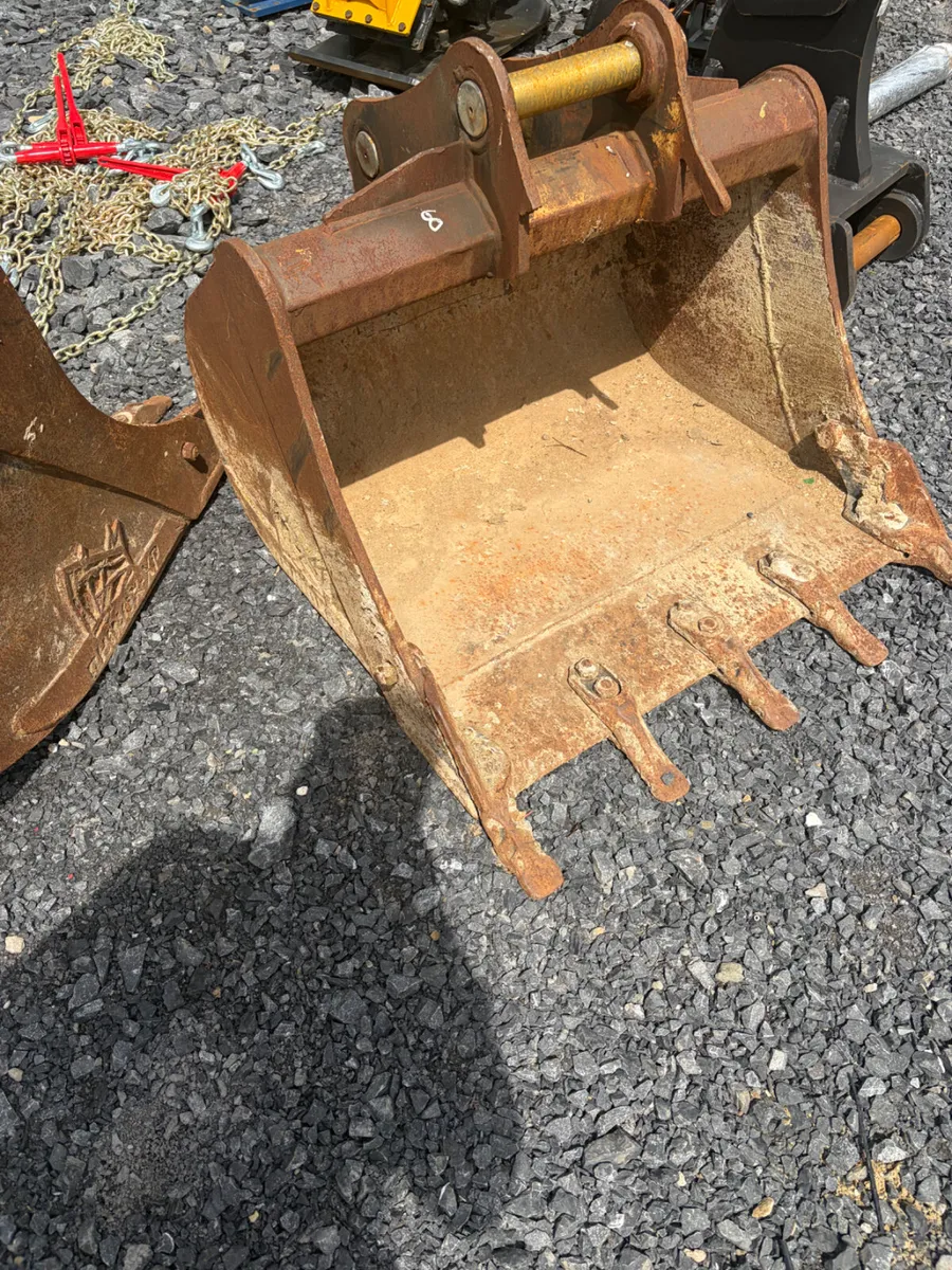 2&3ft Rhinox buckets 50mm pins suit 8t - Image 1