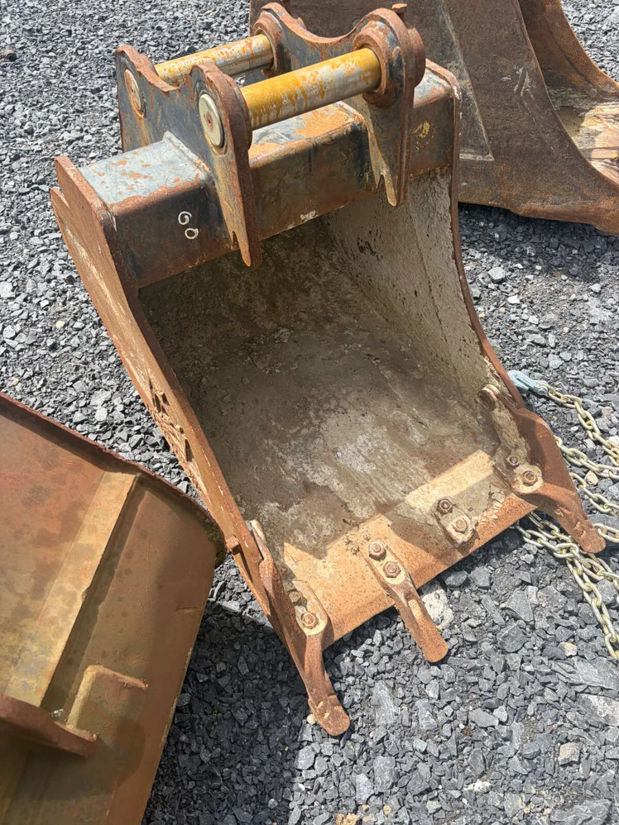 2&3ft Rhinox buckets 50mm pins suit 8t - Image 4