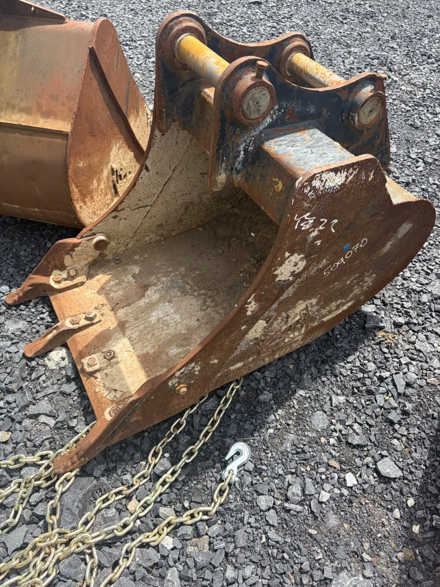 2&3ft Rhinox buckets 50mm pins suit 8t - Image 3