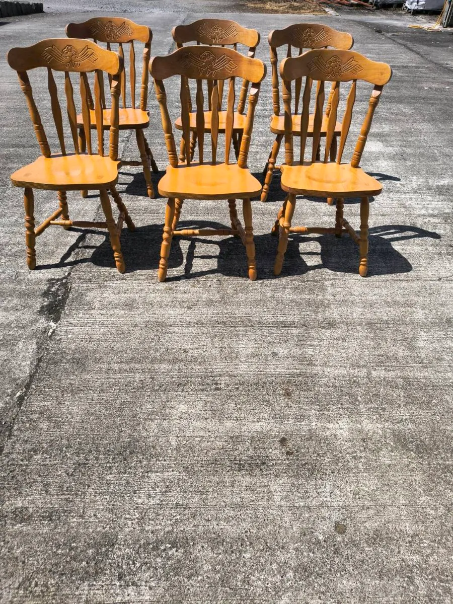 Dining table and 6 chairs - Image 1