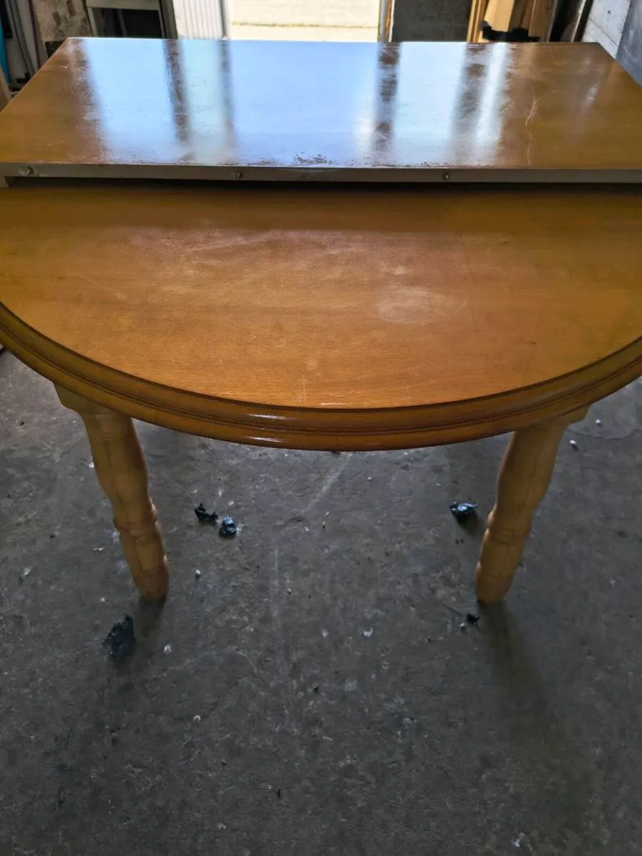 Dining table and 6 chairs - Image 3