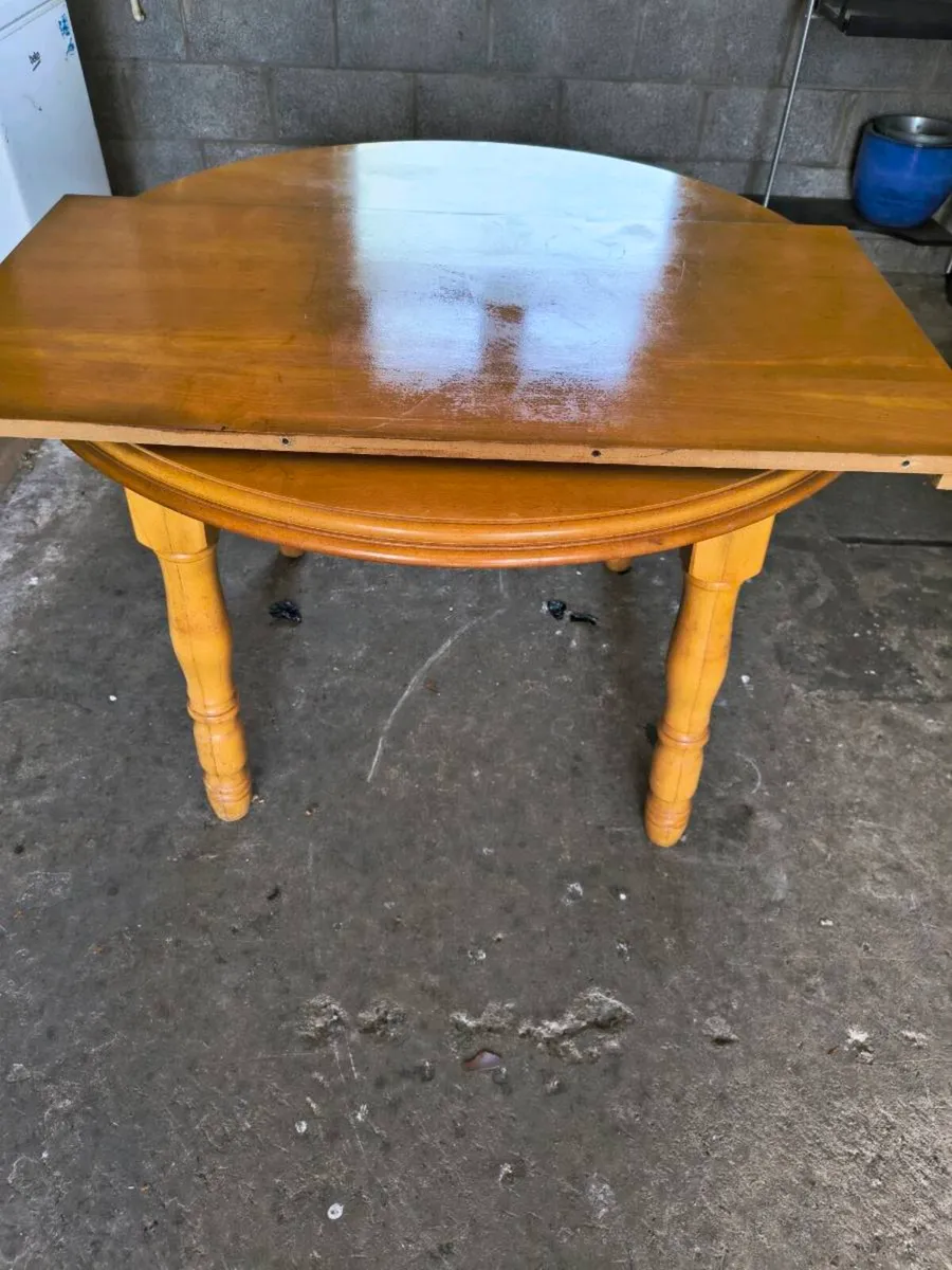 Dining table and 6 chairs - Image 4