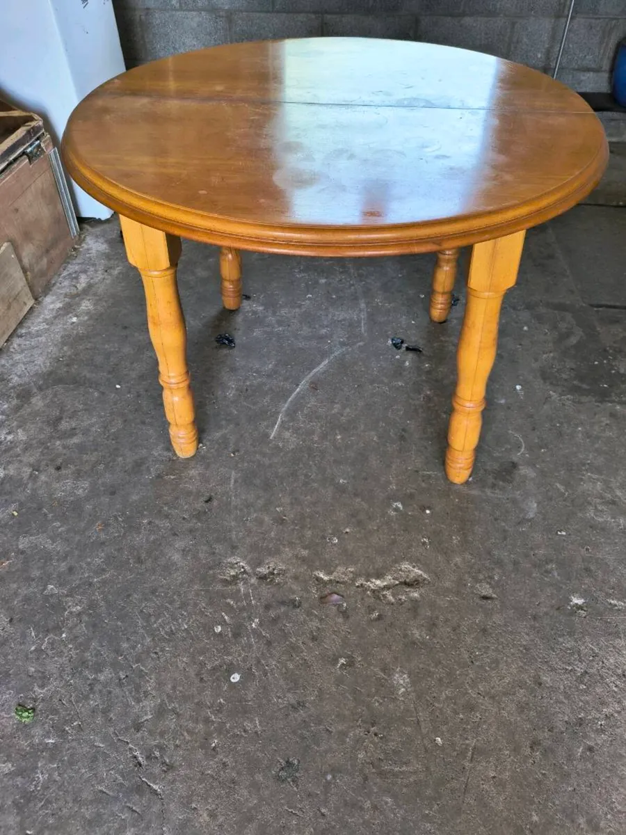 Dining table - Image 1