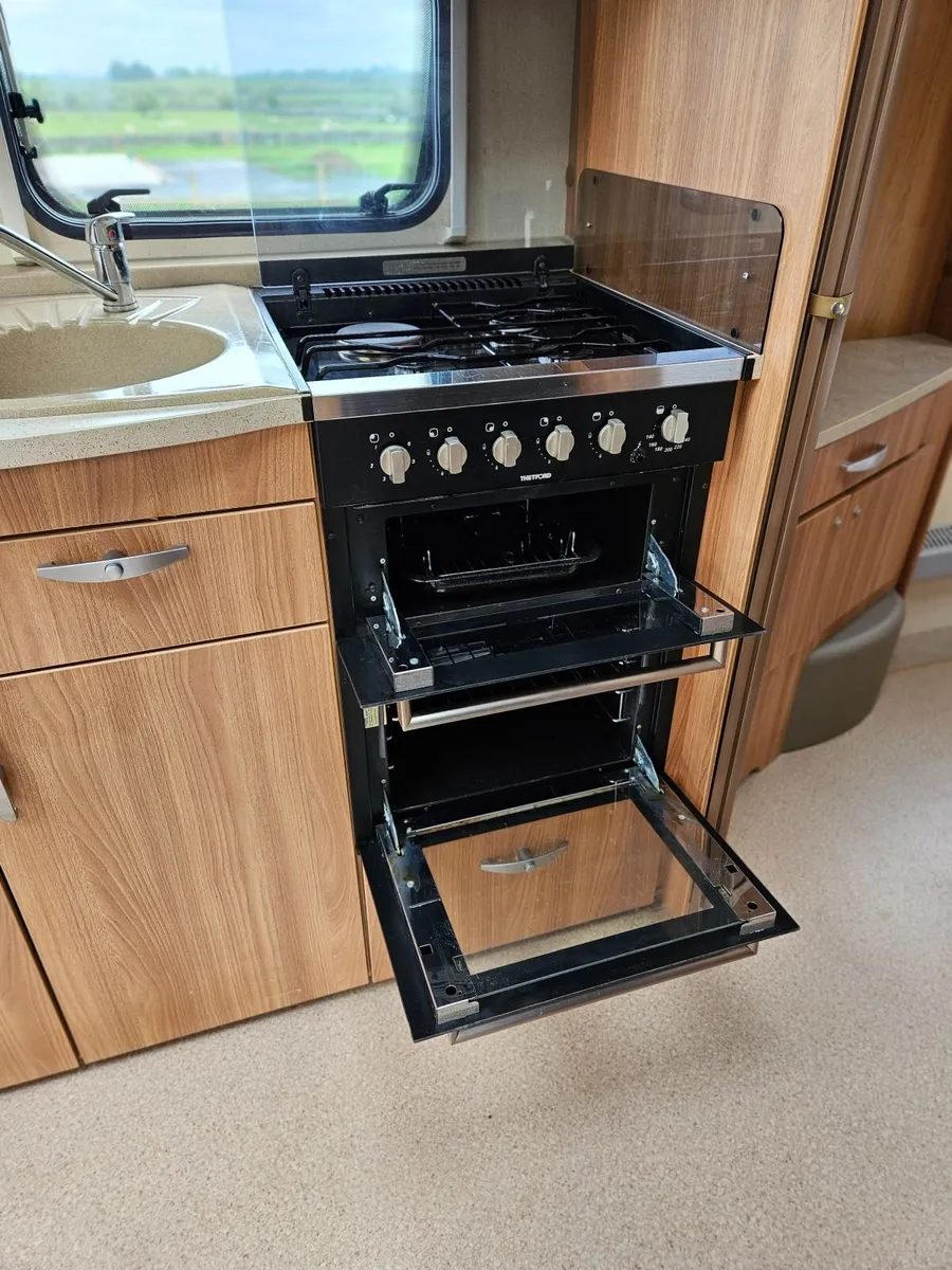 2011 Swift Conqueror 645 Twin Axle 4 Berth - Image 4