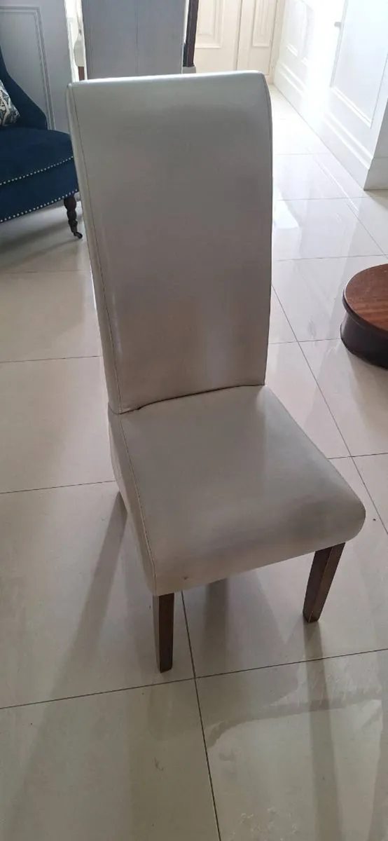 Table and chairs - Image 2