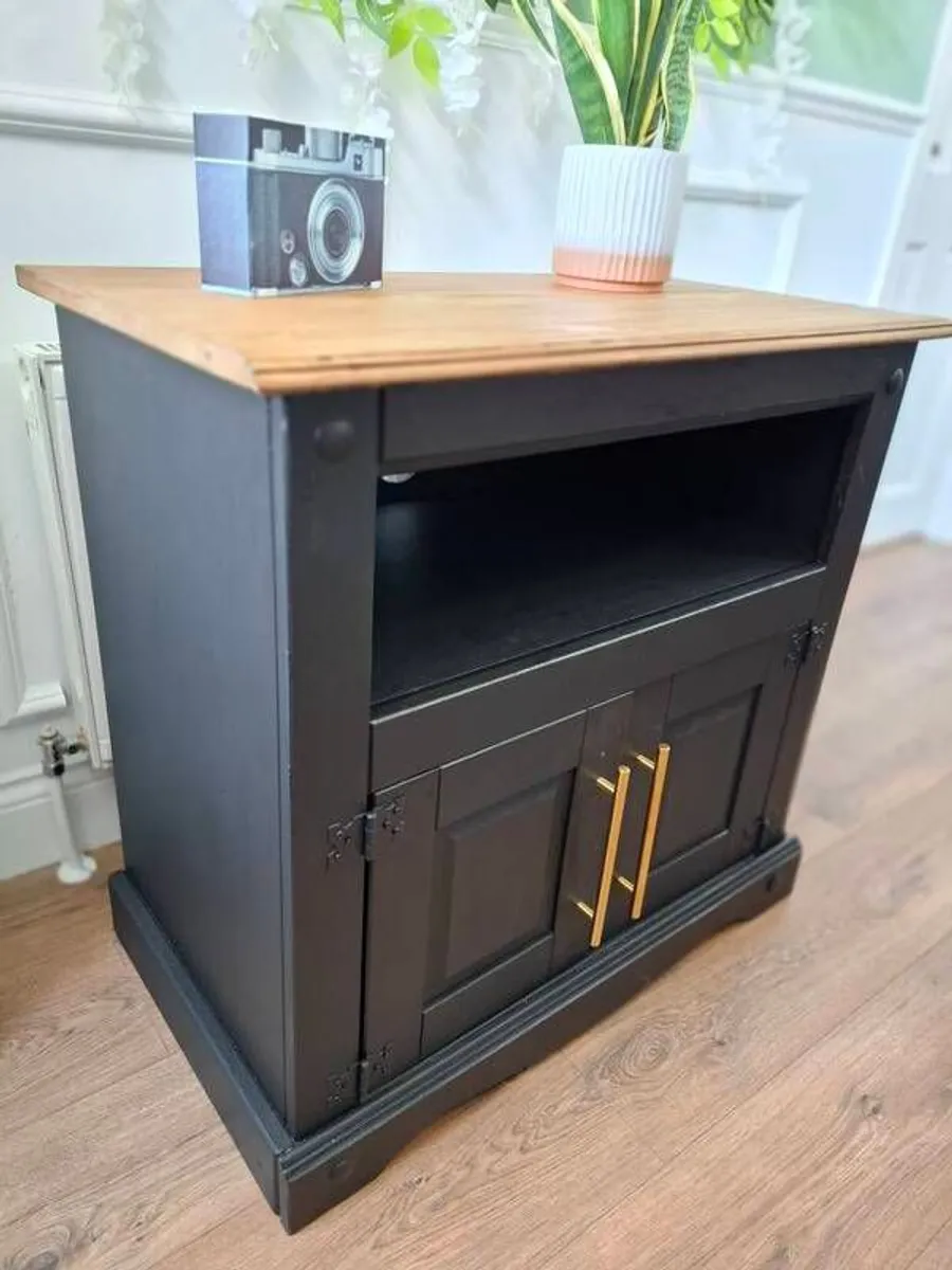 Luxury cabinet finished with beautiful golden handles. - Image 4
