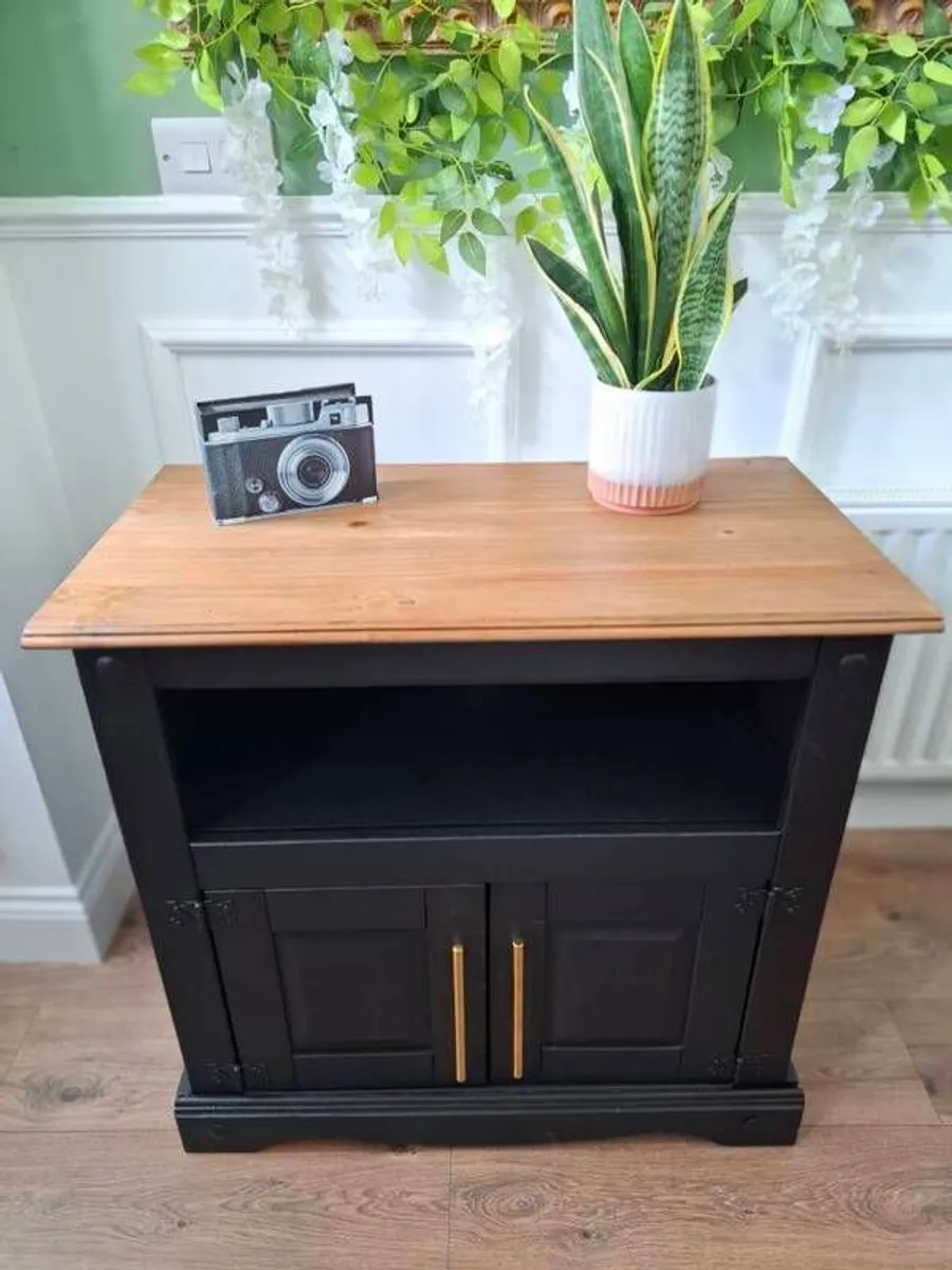 Luxury cabinet finished with beautiful golden handles. - Image 1