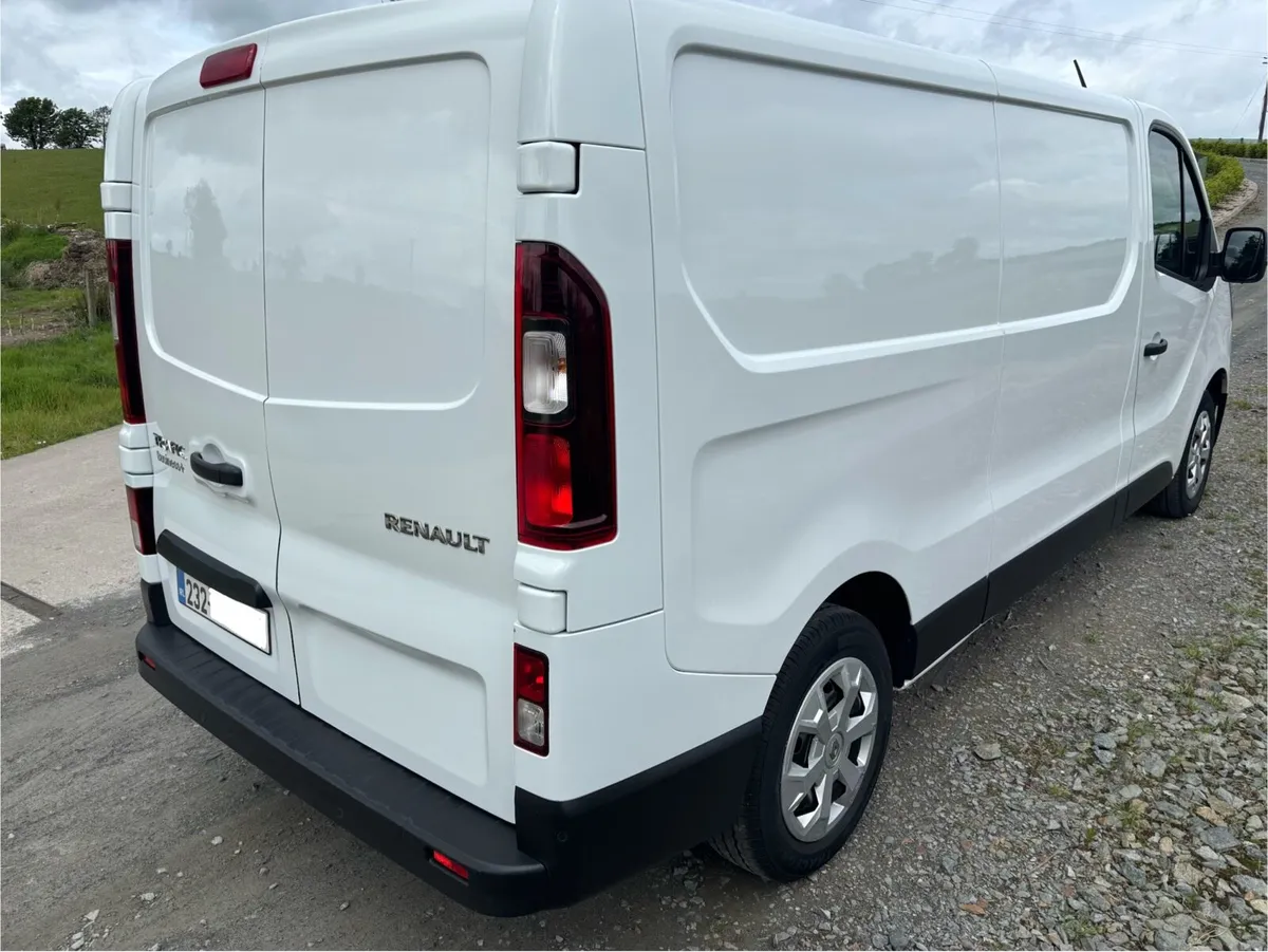 232 Renault Trafic Business Plus 2023 - Image 4