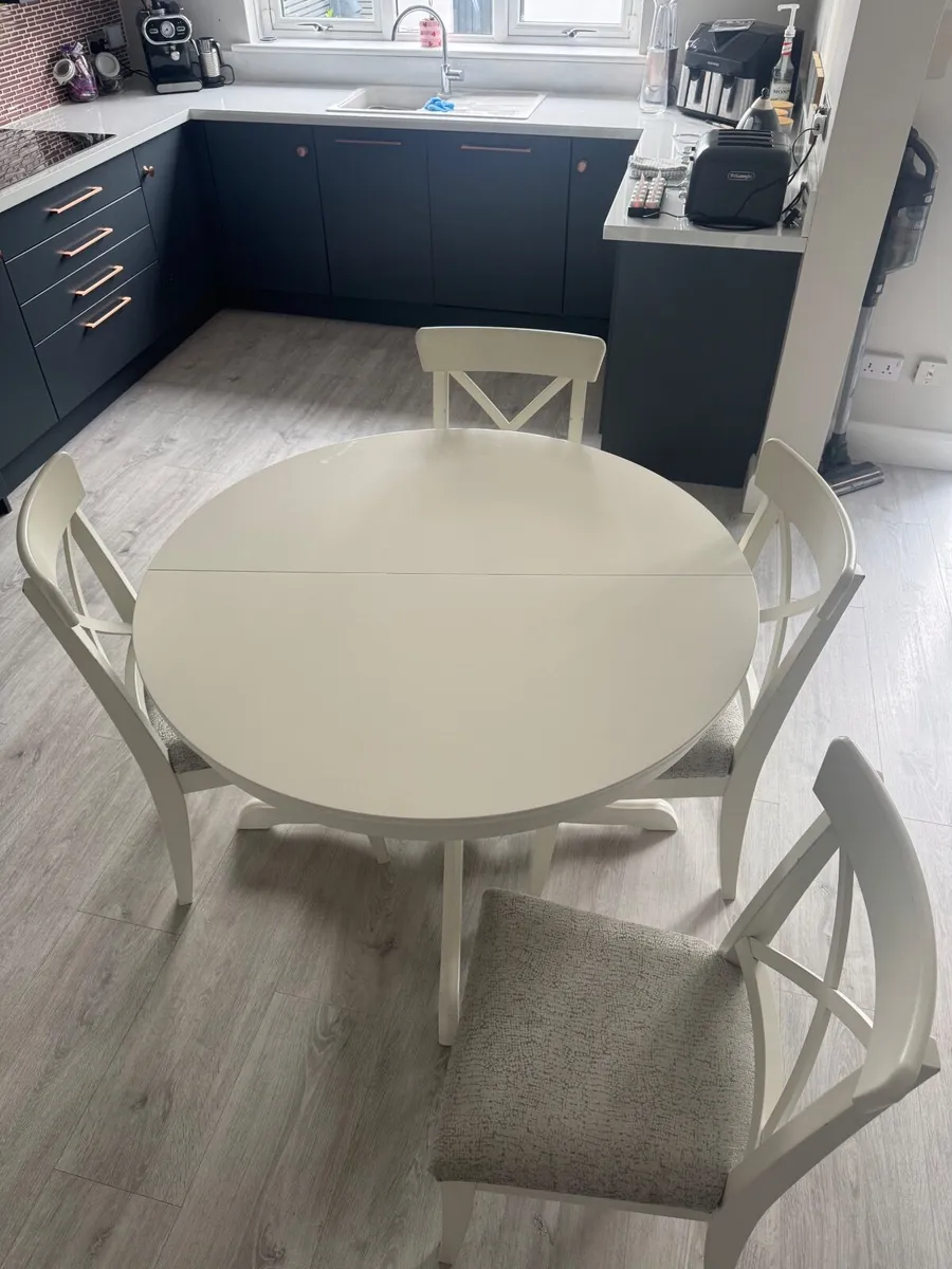 Kitchen table and Chairs - Image 1