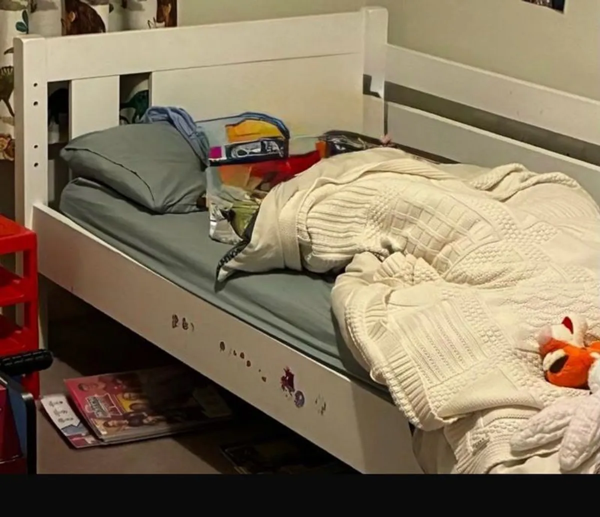 Childs single bed ideal 1st bed - Image 1