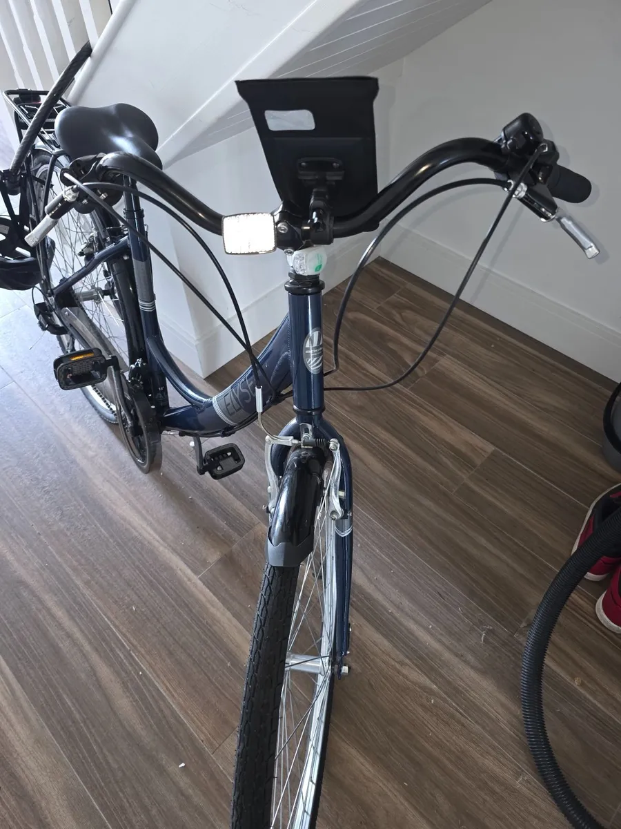 Women’s Bicycle –Like New & Accessories included - Image 3
