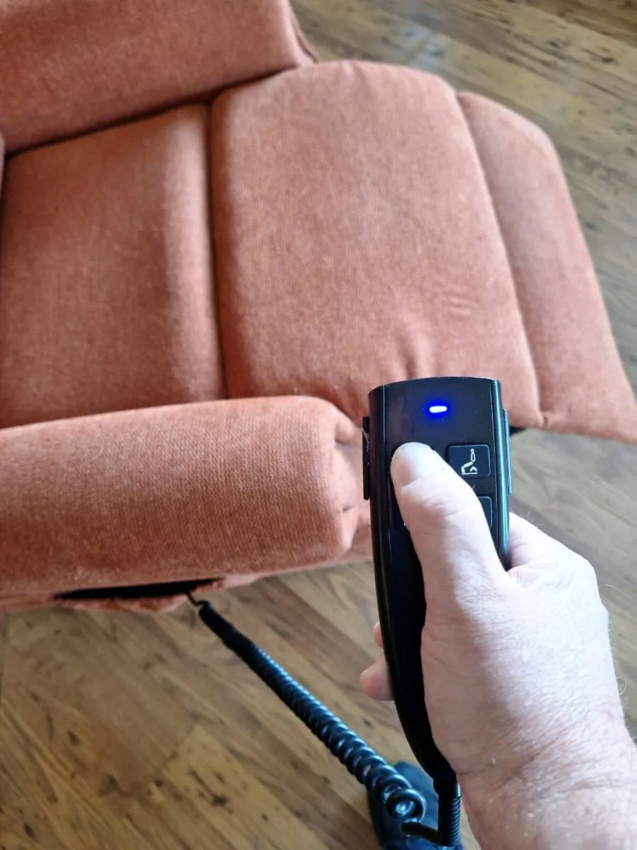 Riser recliner electric armchair - Image 3