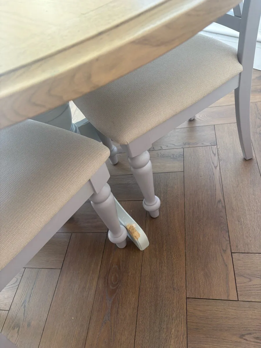 Table and Chairs - Image 4