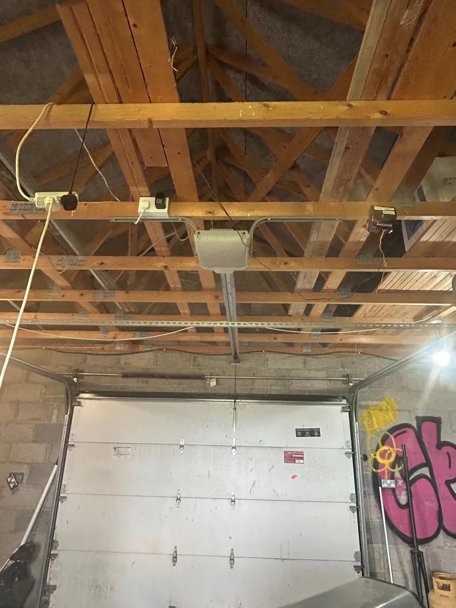 Garage door - Image 1