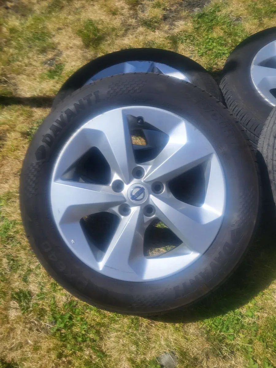 Nissan Qashqai alloys and tyres - Image 1