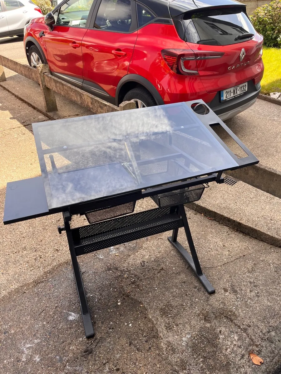 Art desk - Image 1