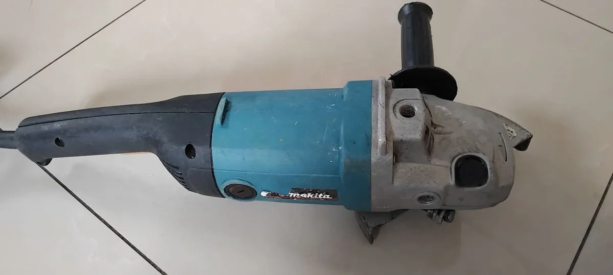 Makita 9067 180mm 7" Angle Grinder 110v - Image 3