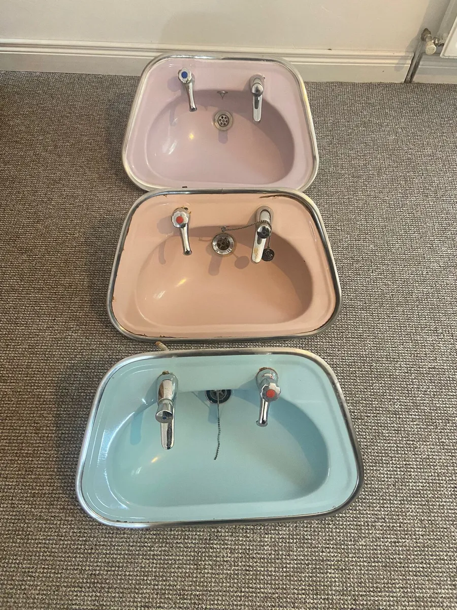 Bathroom sink - Image 1