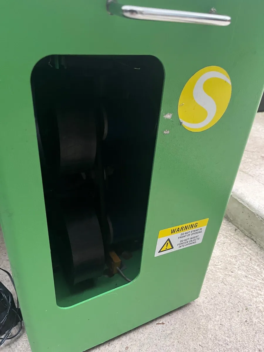 Tennis ball machine - Image 1