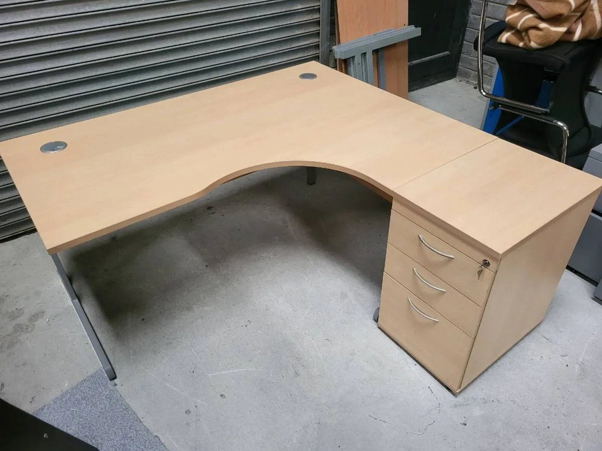 Excellent Quality Desk & Drawers. Mint Condition - Image 2