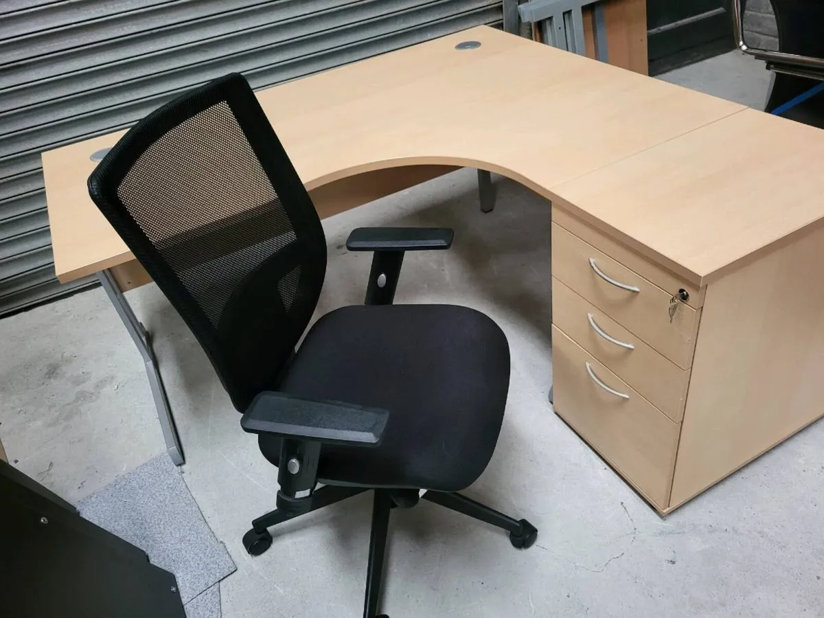 Excellent Quality Desk & Drawers. Mint Condition - Image 3