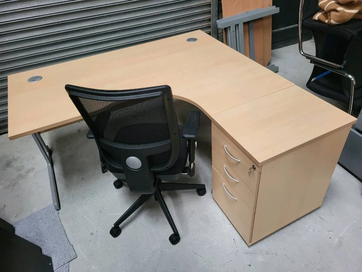 Excellent Quality Desk & Drawers. Mint Condition - Image 1