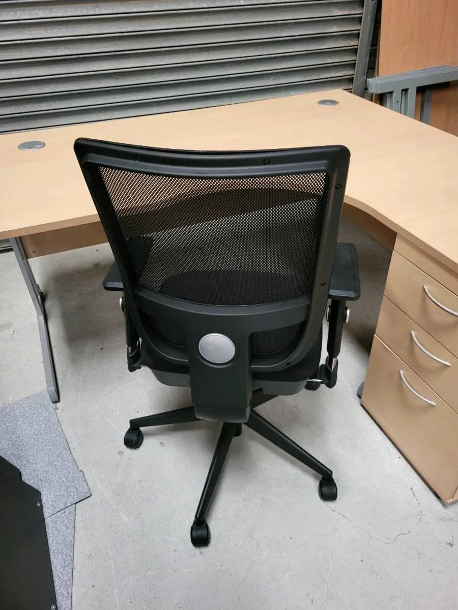 Excellent Quality Desk & Drawers. Mint Condition - Image 4