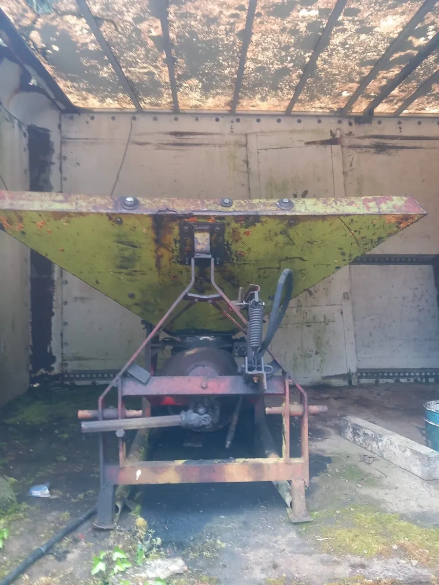 Viking Manure Spreader - Image 1