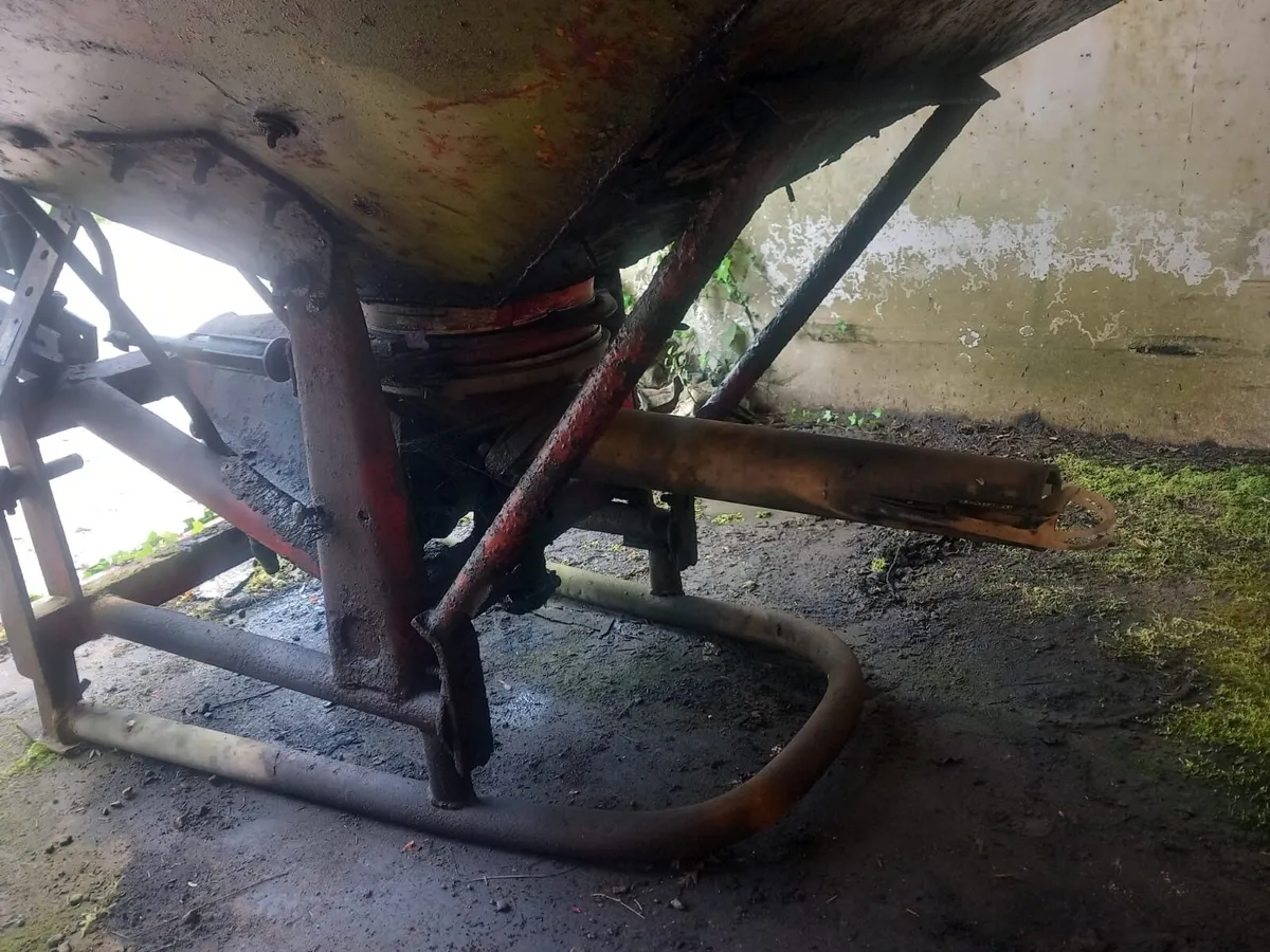 Viking Manure Spreader - Image 2