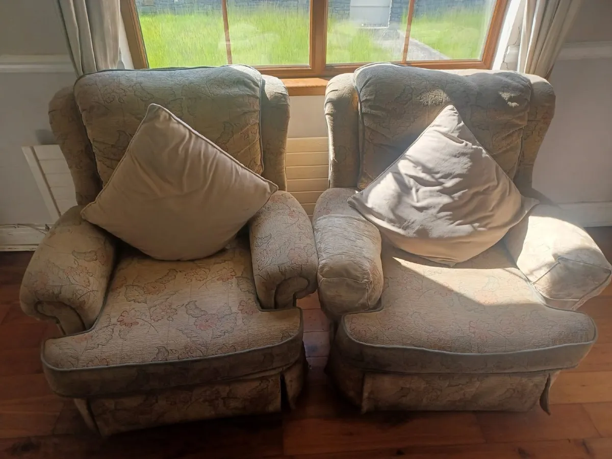 3 seater couch and 2 matching armchairs - Image 1