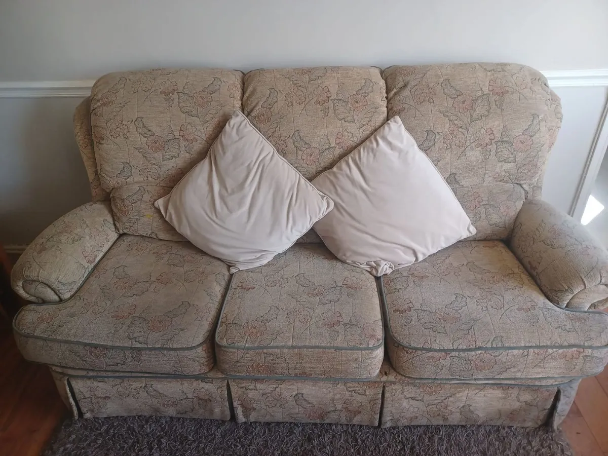 3 seater couch and 2 matching armchairs - Image 2