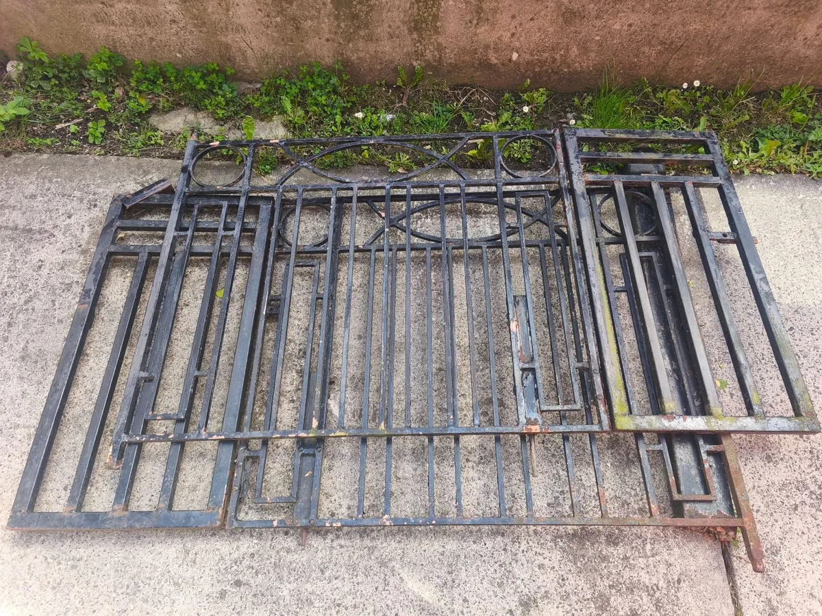 FREE:Metal driveway gates - Image 2