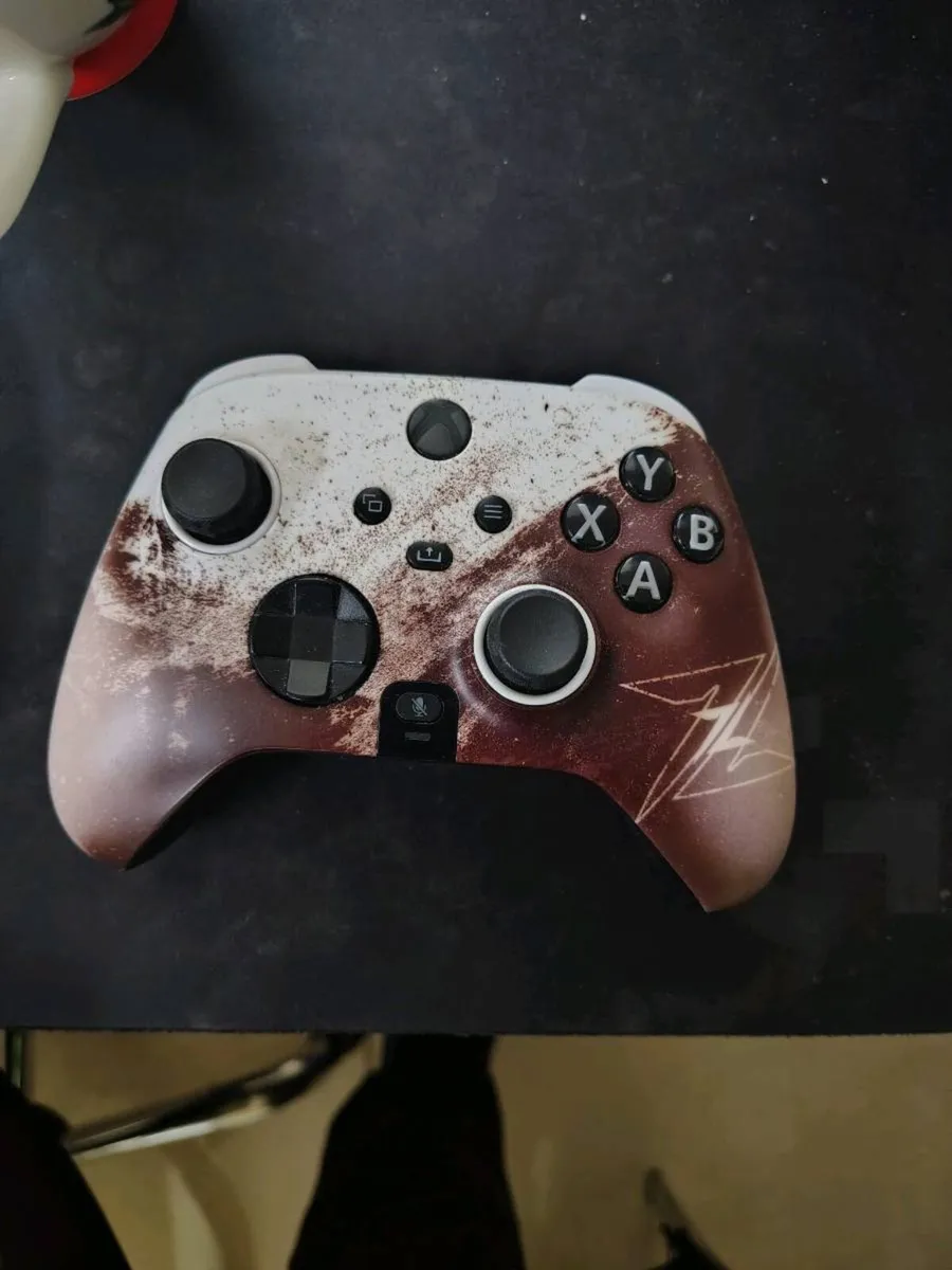 Xbox series x 1Tb white with 3 controllers and a x - Image 2