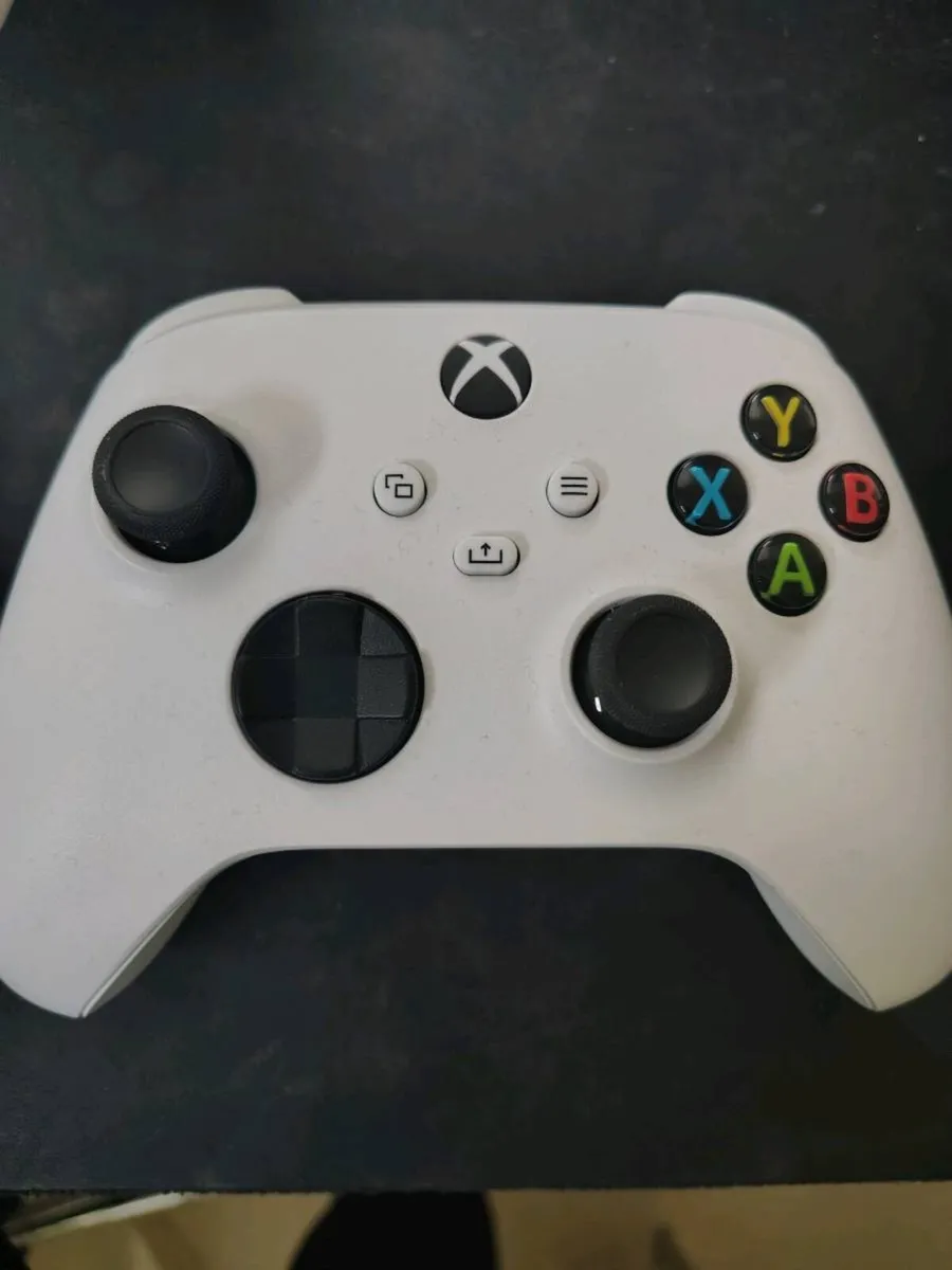 Xbox series x 1Tb white with 3 controllers and a x - Image 3
