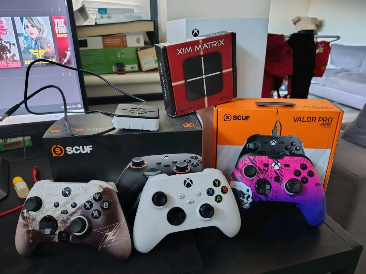 Xbox series x 1Tb white with 3 controllers and a x - Image 1