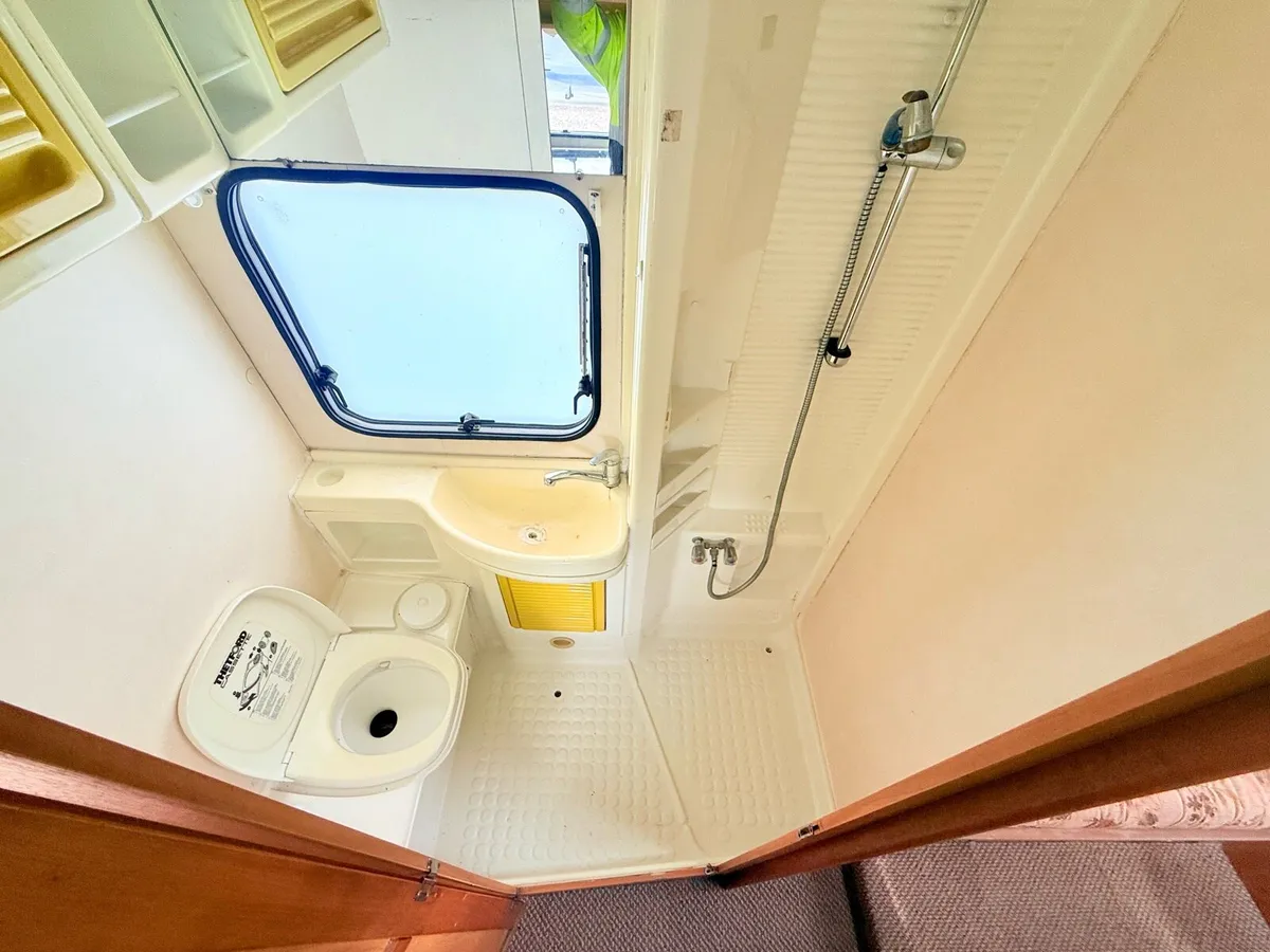 2001 CI Riviera 6-Berth U shaped lounge - Image 4