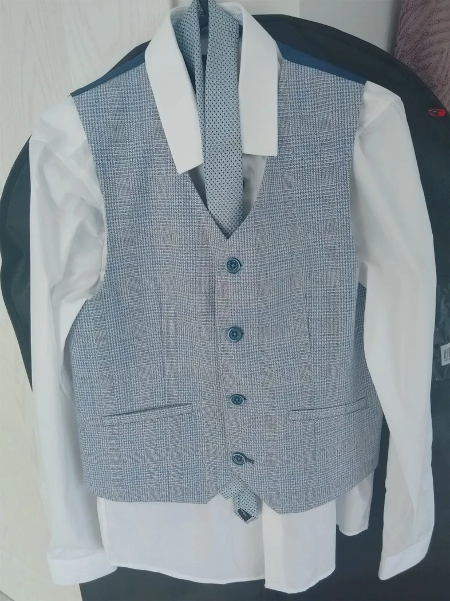 Communion suit to fit age 8 to 10 year old. With s - Image 2