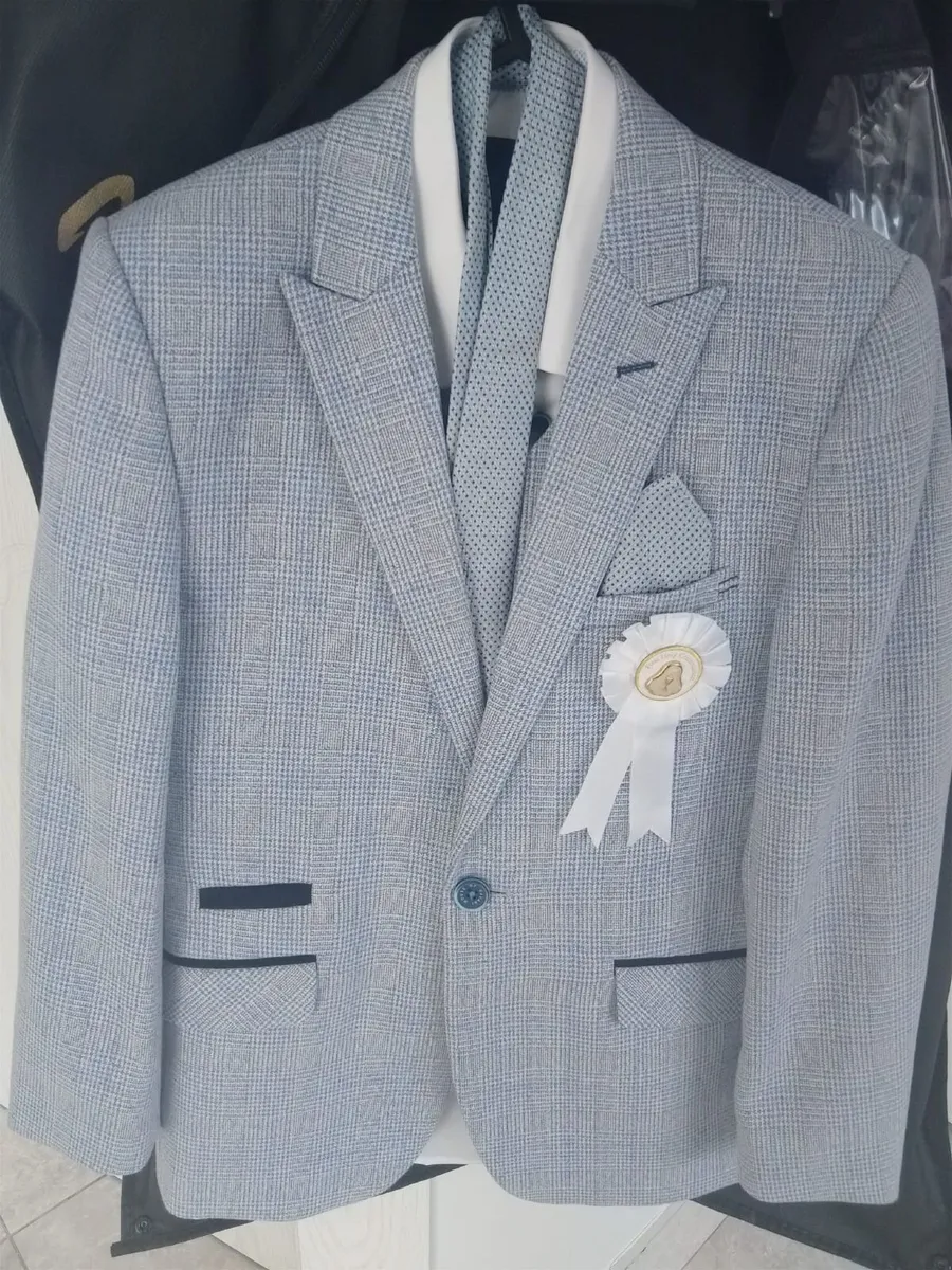 Communion suit to fit age 8 to 10 year old. With s - Image 3