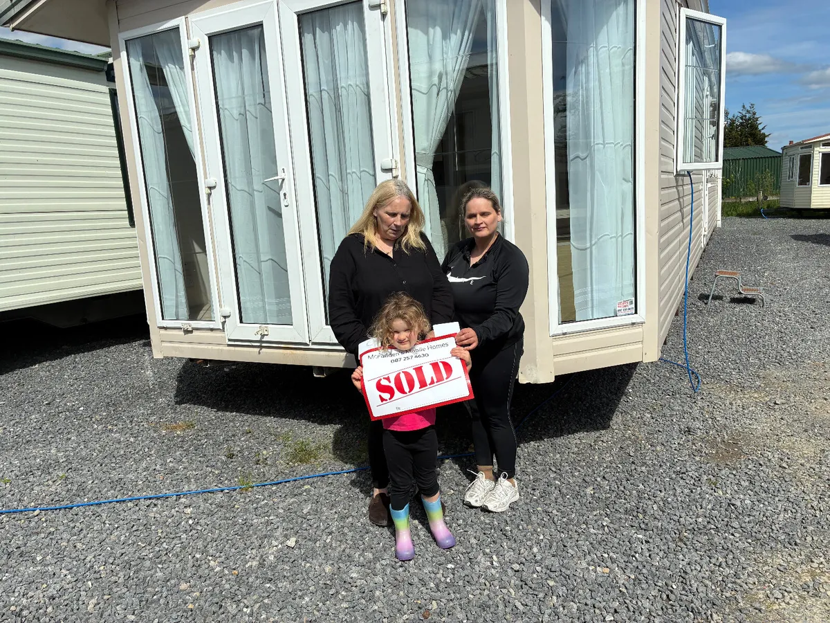 HOW COULD THEY RESIST..FLASHY  40X12.6X3 BED HOME. - Image 1