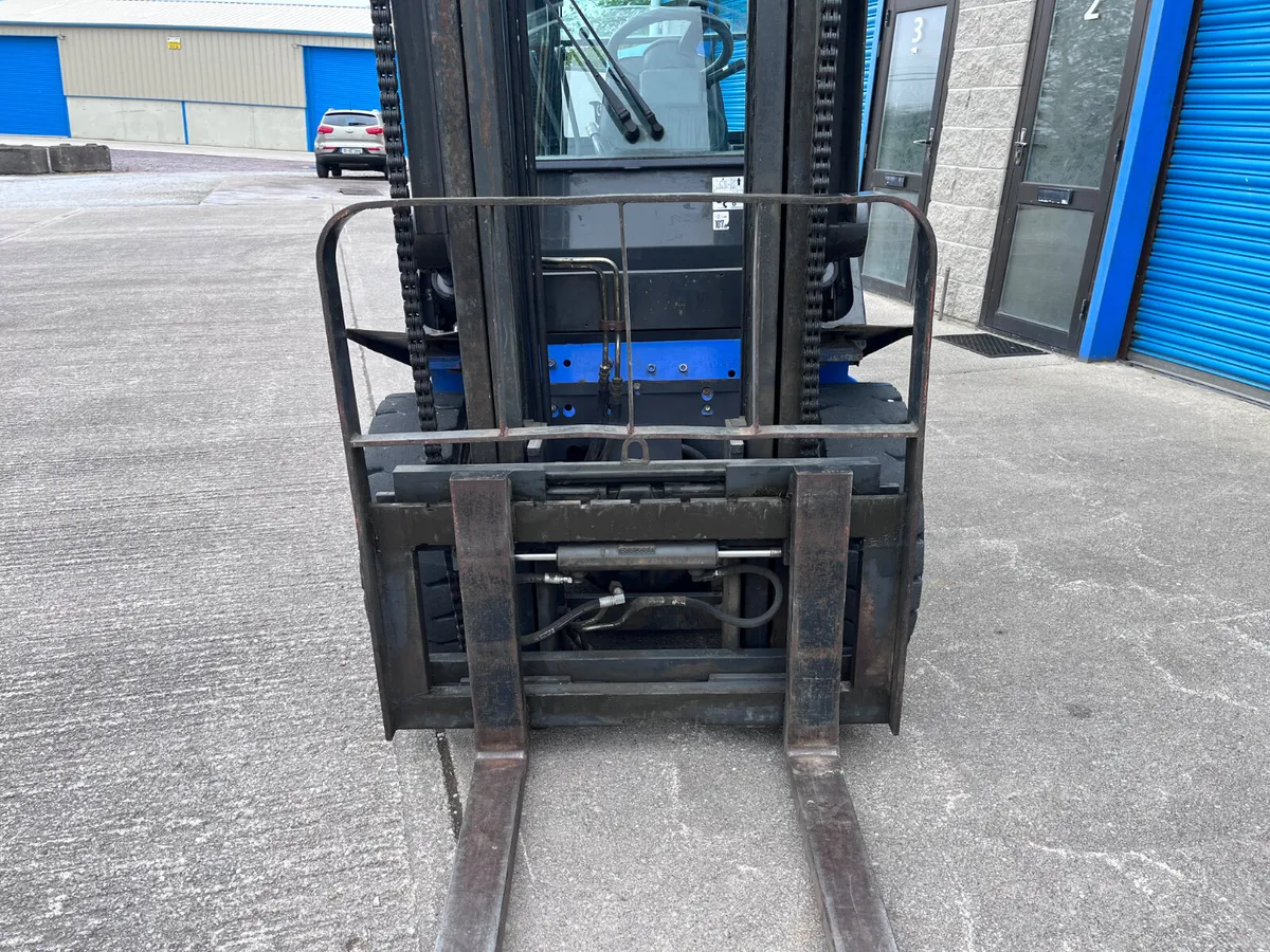 Nissan forklift - Image 4