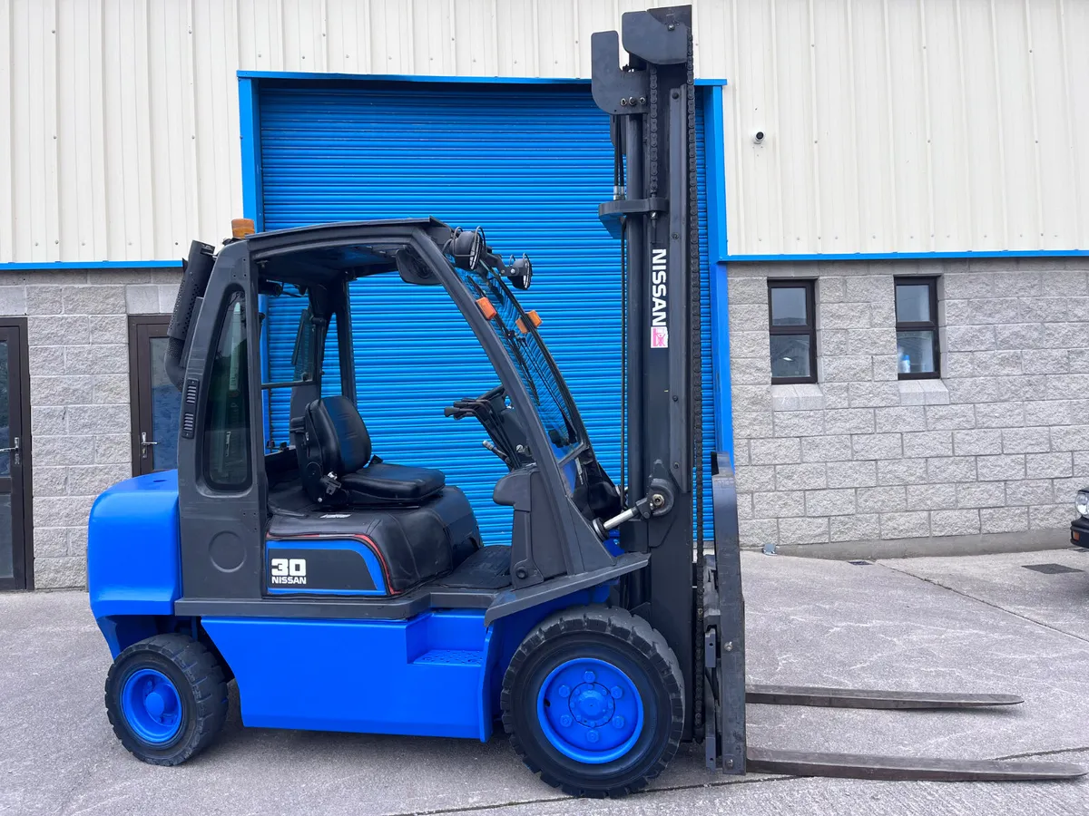 Nissan forklift - Image 1