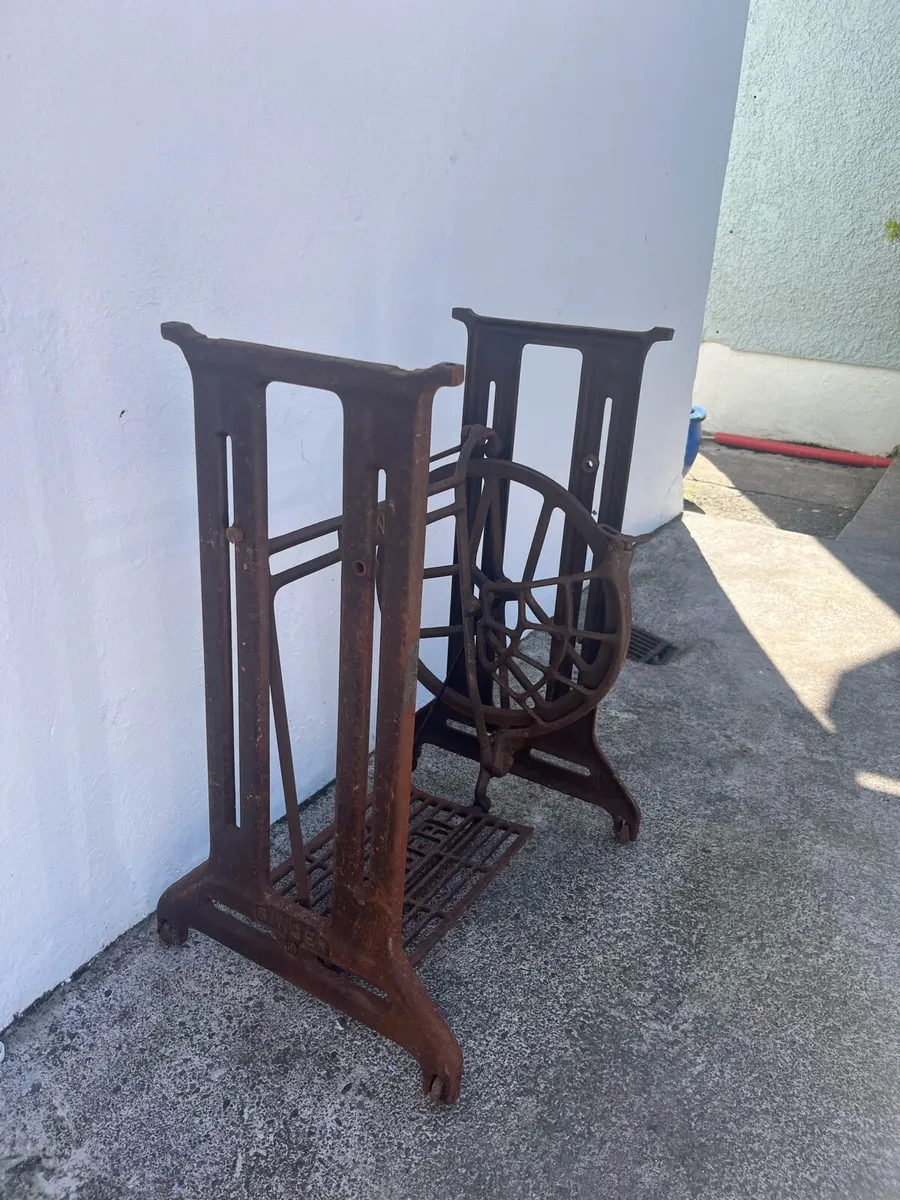 Singer sewing base - Image 4