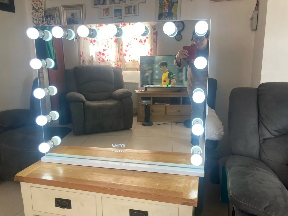 Vanitii Hollywood Mirror. - Image 1