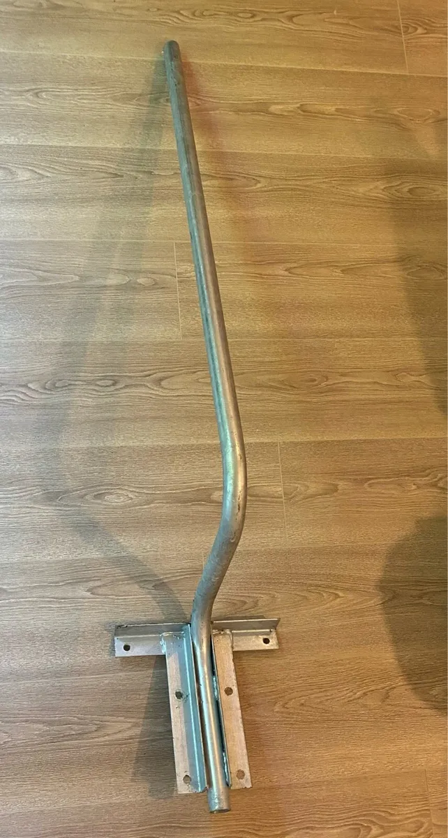 Starlink pole and bracket - Image 1