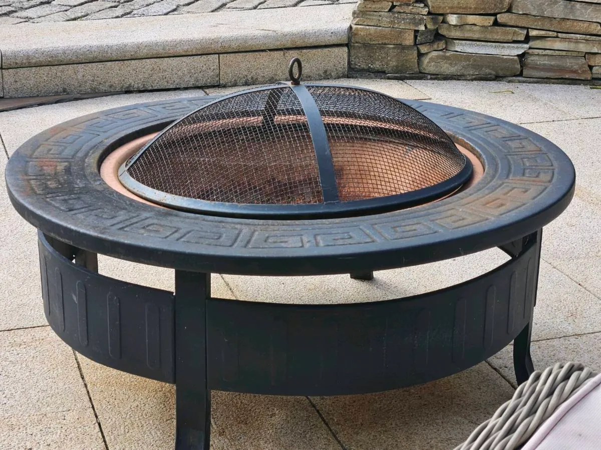 Bar b que and firepit