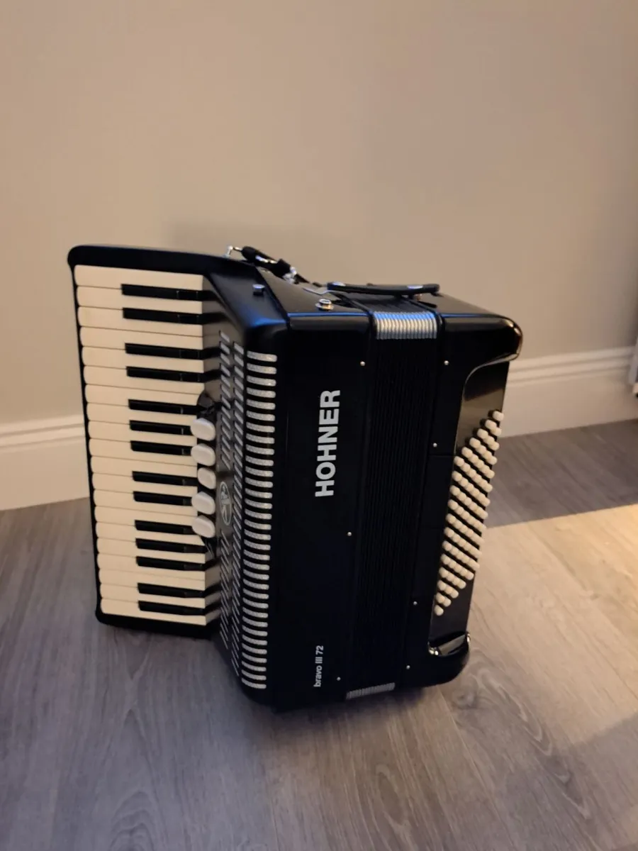 Hohner Bravo 111 72 Piano Accordion - Image 1