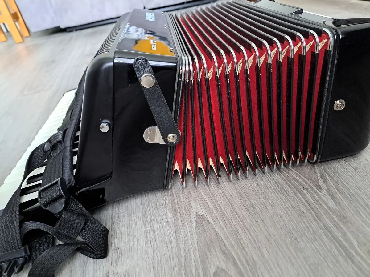Hohner Bravo 111 72 Piano Accordion - Image 4