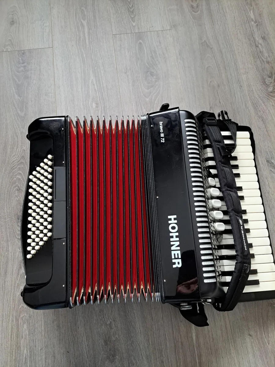 Hohner Bravo 111 72 Piano Accordion - Image 3