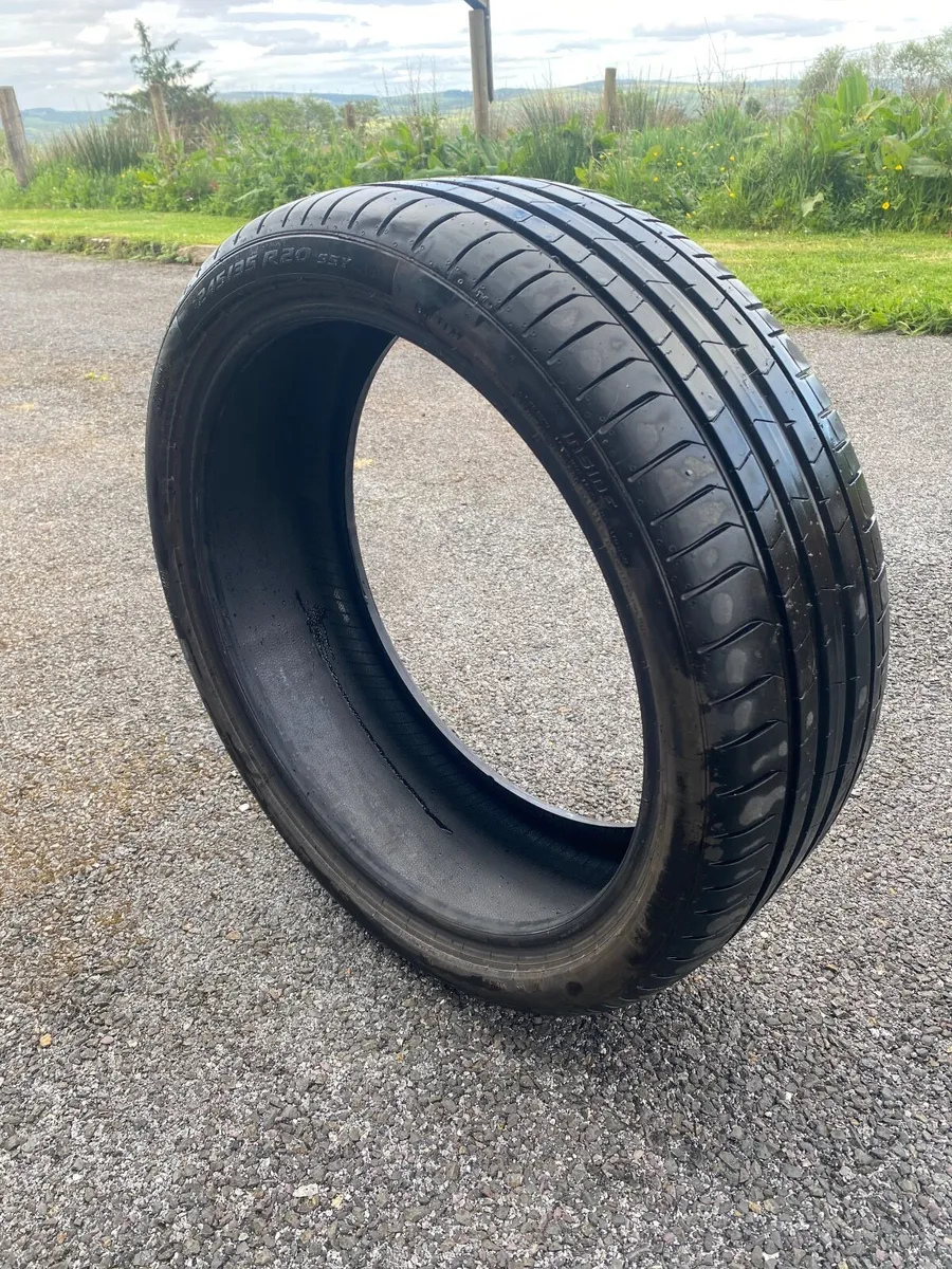 Pirelli P Zero 245/35/20 tyre run flat - Image 1